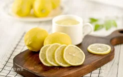 柠檬片泡水能祛斑吗 柠檬片泡水喝有什么功效