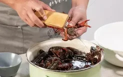 男子洗小龙虾被刺伤 3天后离世 处理海鲜时被刺伤如何应急处理
