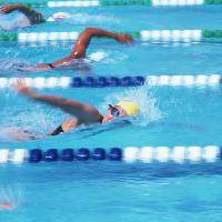 游泳可以锻炼腹肌吗？