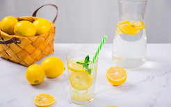 喝柠檬水有什么好处 喝柠檬水的好处